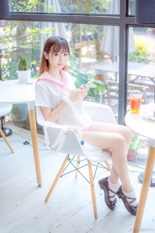 半晌之后，吕蒙红着眼眶出来，看着一片混乱的大营，厉声喝道：“都给我起来，看看你们现在，像什么样子！？”